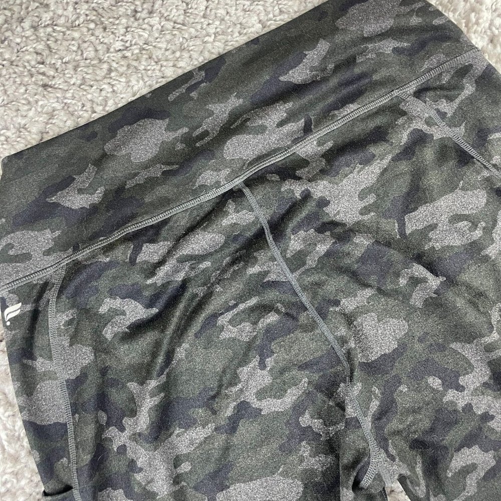 Fabletics On The Go PowerHold High Waisted Capri Leggings Women's XL Camo Mesh - Picture 1 of 11